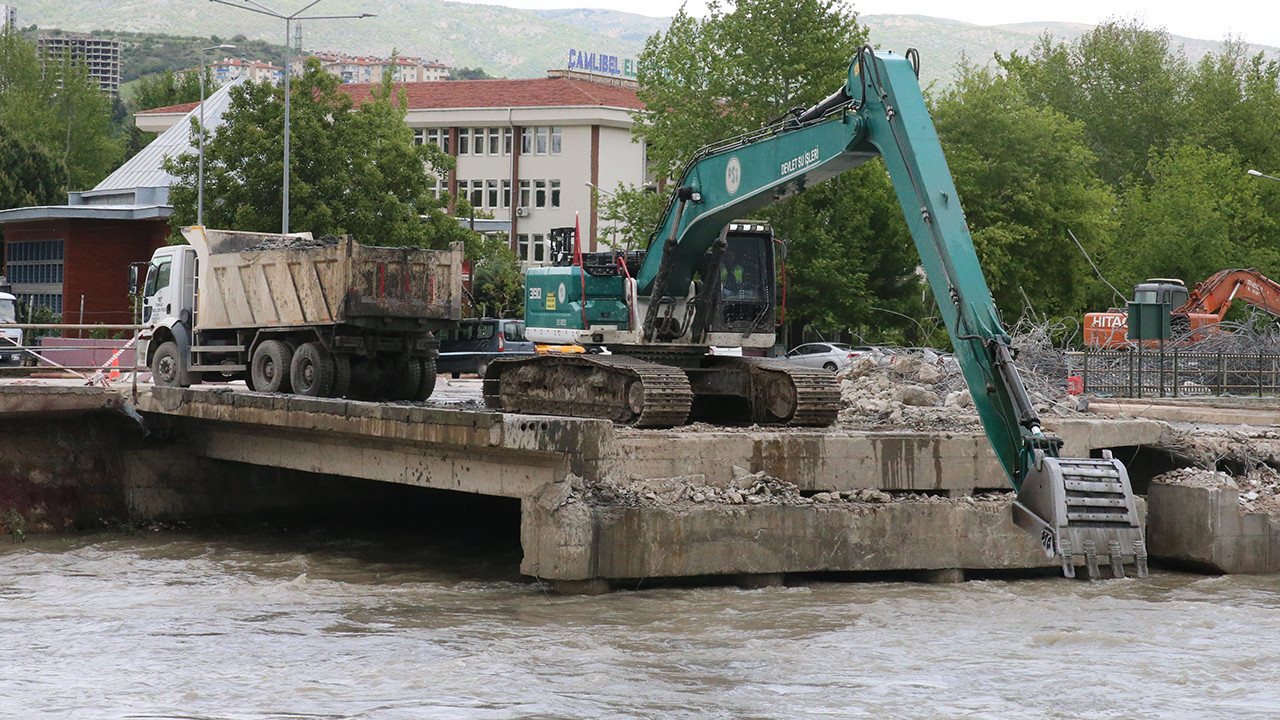 ÇEDAŞ Köprüsü'ne taşkın yıkımı