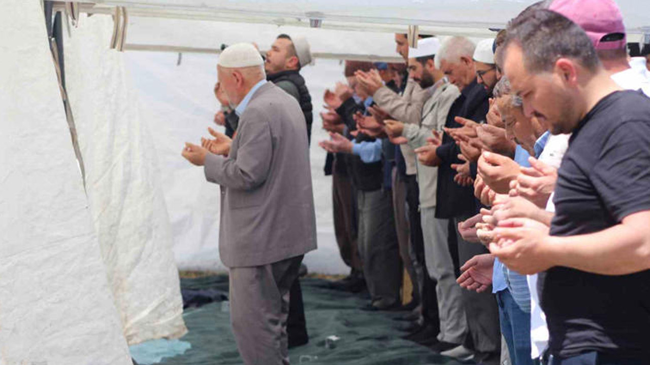 Karapınar'da yağmur sevinci: Kuraklığın merkezinde yüzlerce vatandaş şükür duasına çıktı