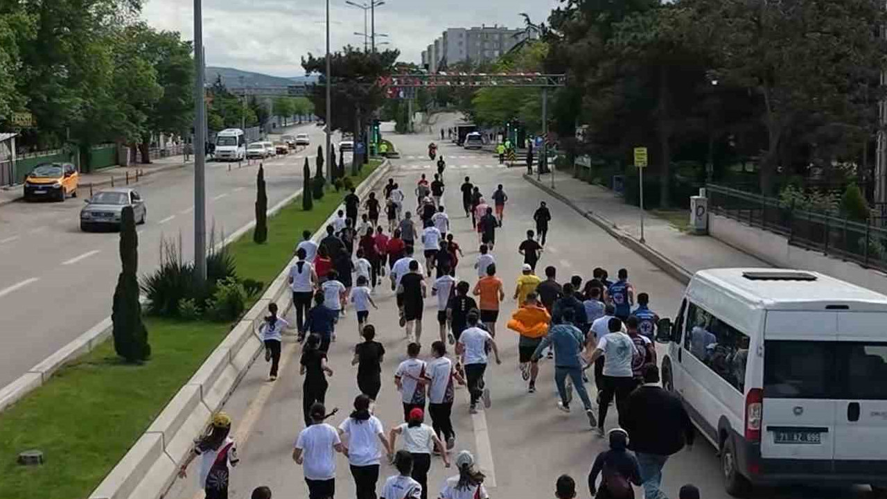 Kırıkkale'de Gençlik Haftası Halk Koşusu'nda dereceye girmek için kıyasıya yarıştılar