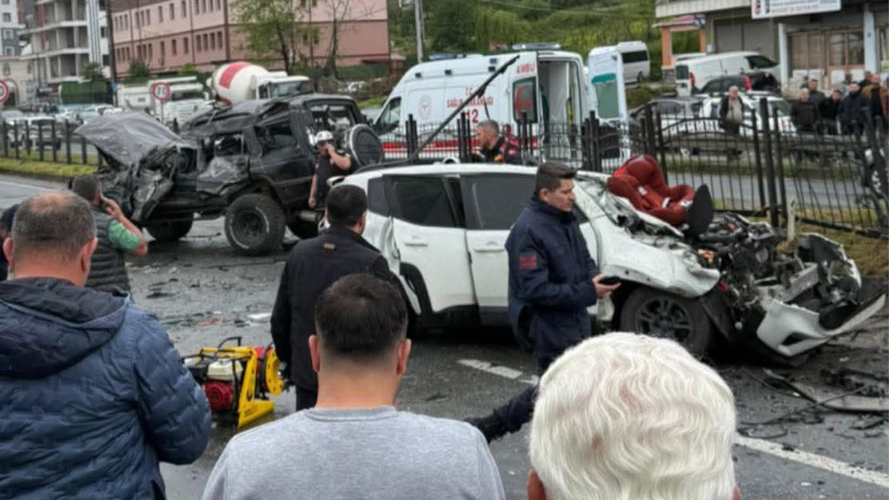 Pazar’da katliam gibi kaza: Karşı şeride geçen oto…
