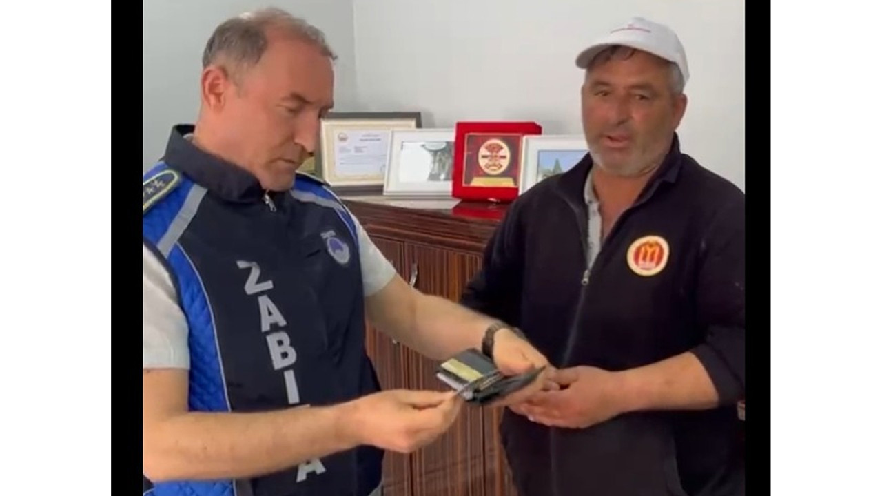 Temizlik yaparken bulduğu cüzdanı Zabıta Müdürlüğü’ne teslim etti