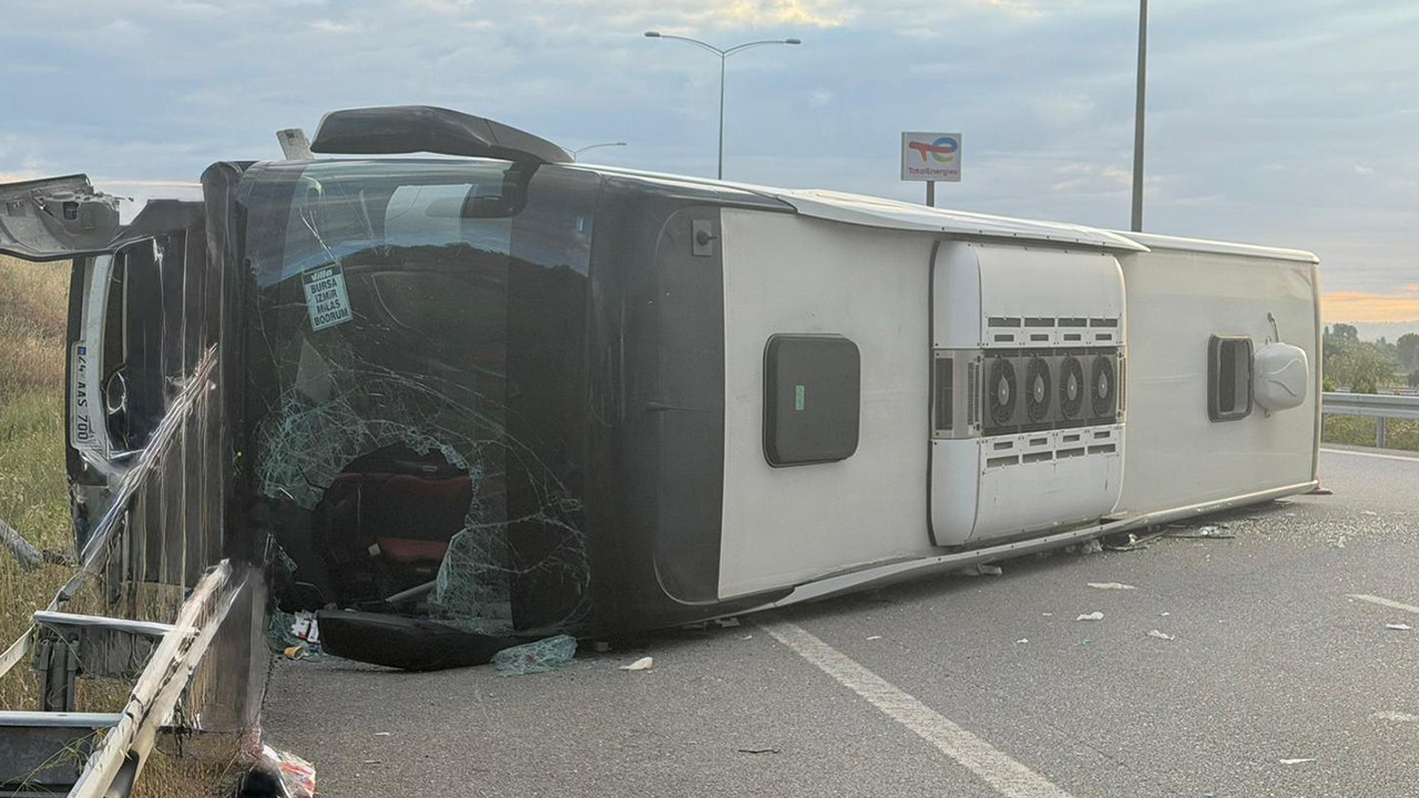 Yürekler ağıza geldi: Balıkesir'de yolcu otobüsü devrildi