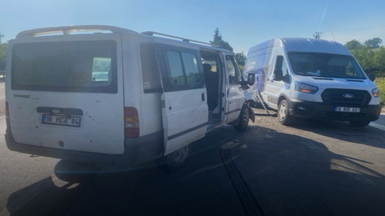 Bursa’da ters yön faciası: Minibüsler kafa kafaya çarpıştı: 4 yaralı