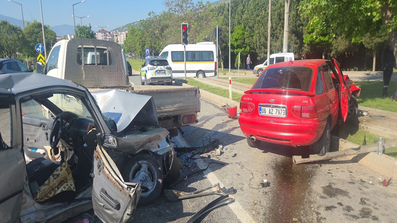 Bursa'da zincirleme kaza: 1 ölü 4 yaralı