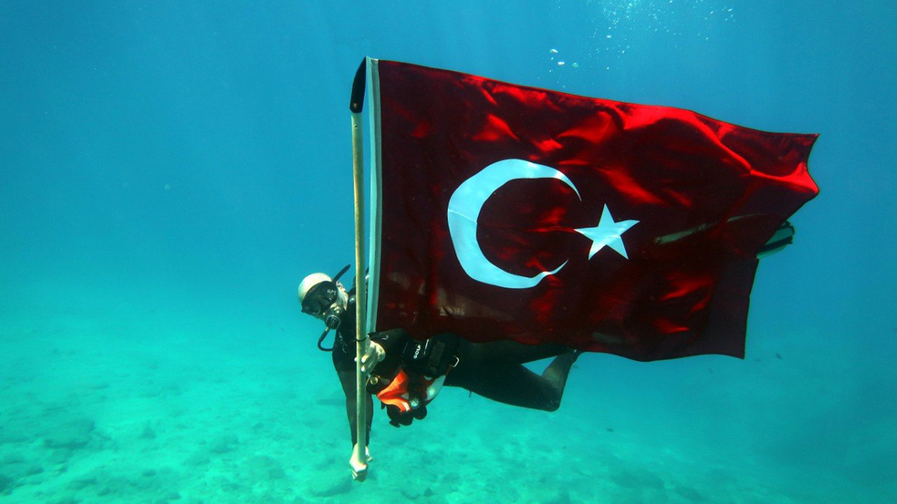 Dalgıçlardan 19 Mayıs'ta Türk Bayraklı dalış