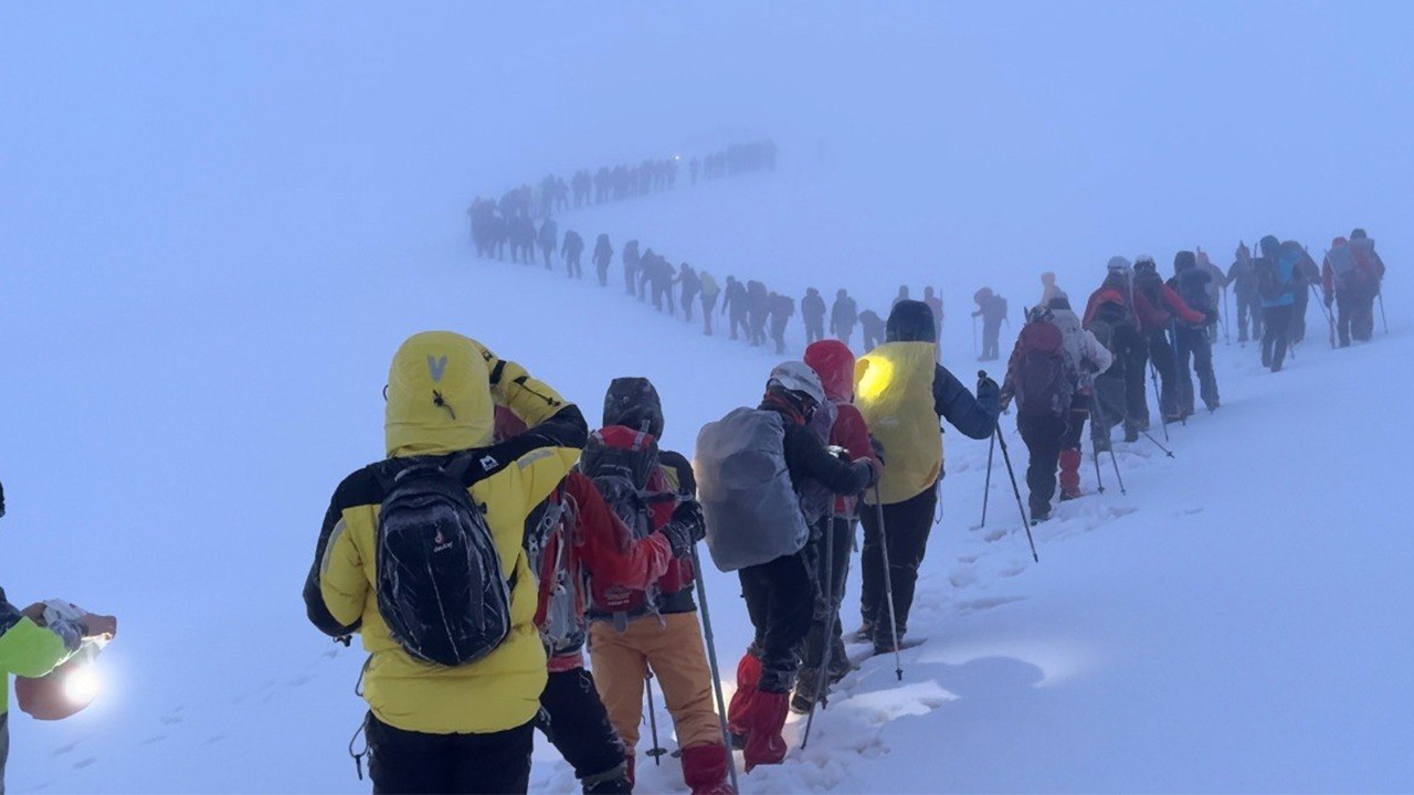 Erciyes'te "19 Mayıs" tırmanışına fırtına ve tipi engeli