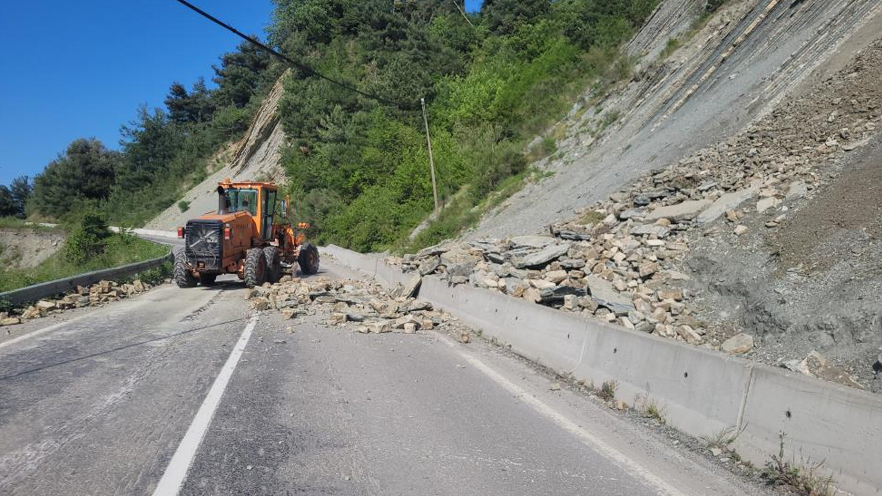 Kastamonu'da heyelan şoku: İnebolu-Abana yolu ulaşıma kapandı