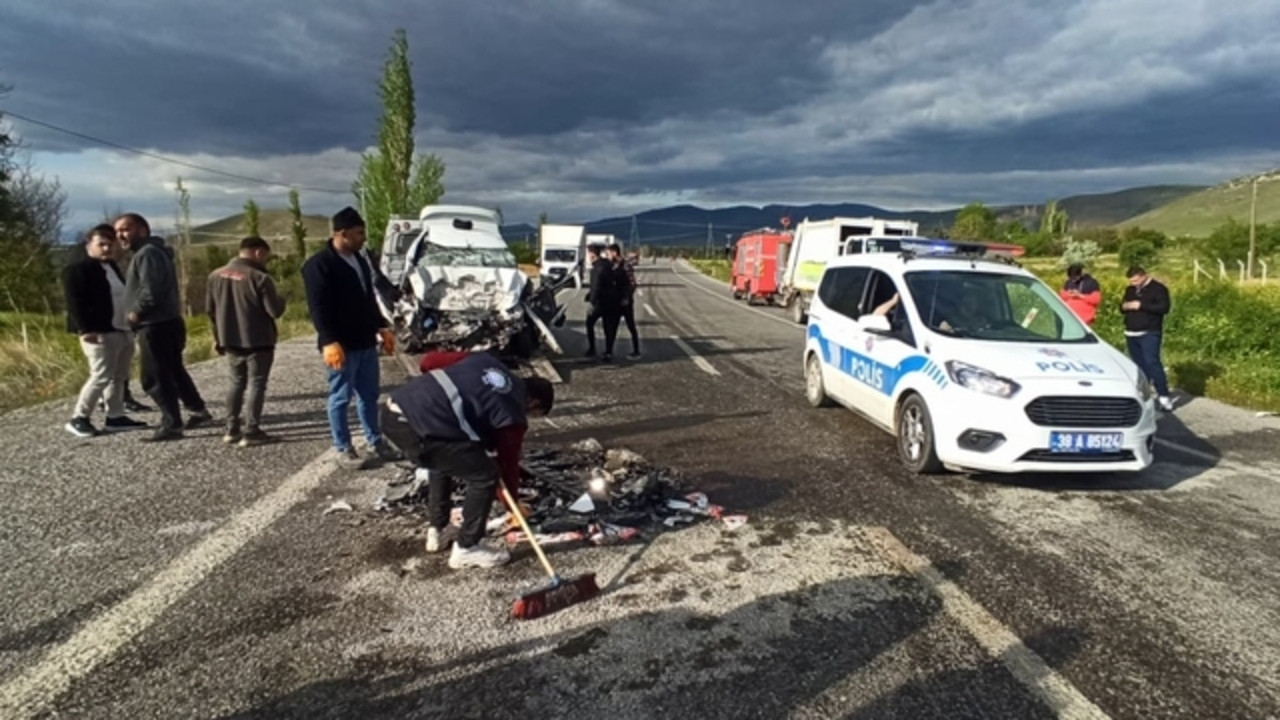 Kayseri'de ticari araç ile otomobilin çarpıştı: 1 ölü, 2 yaralı