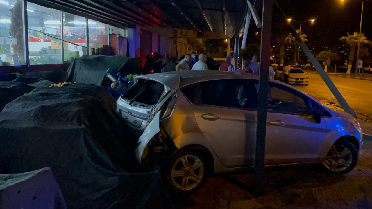 Kontrolden çıkan otomobil manava daldı