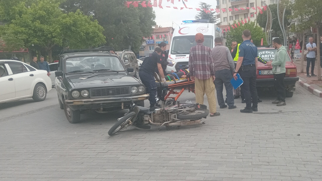 Kütahya’da motosiklet ile otomobil kafa kafaya çarpıştı: 2 kardeş yaralandı