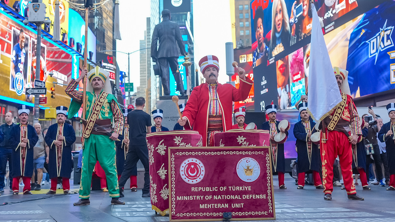 Mehteran Birliği Times Meydanı'nda: Yeri göğü inlettiler