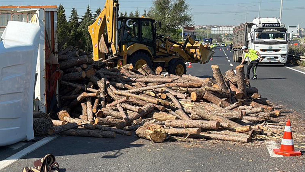 Tonlarca odun yola saçıldı: Çorlu'da feci kaza: TIR sürücüsü kabine sıkıştı