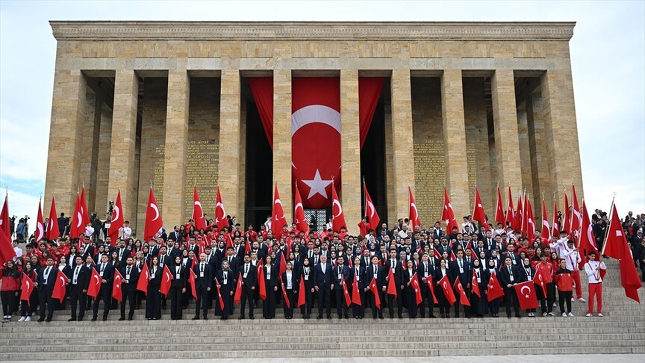 Yurdun dört bir yanından gençler Anıtkabir'e akın etti