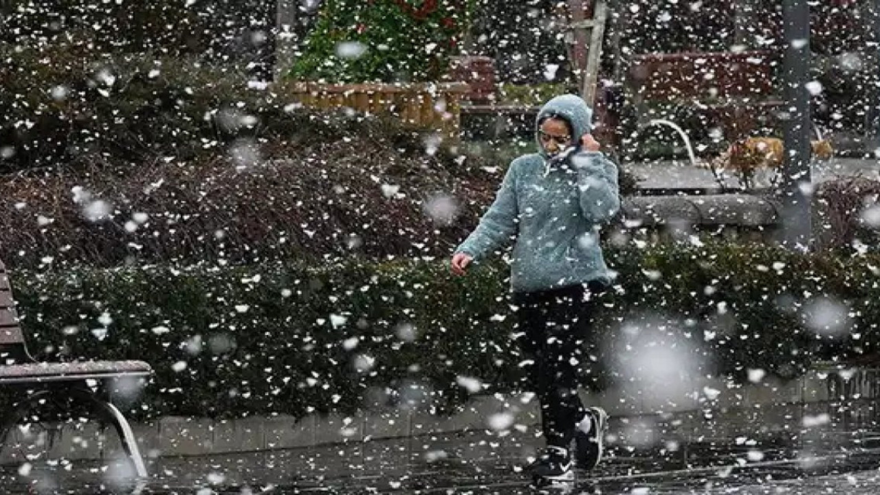 Ankara'da kar ve dolu yağdı