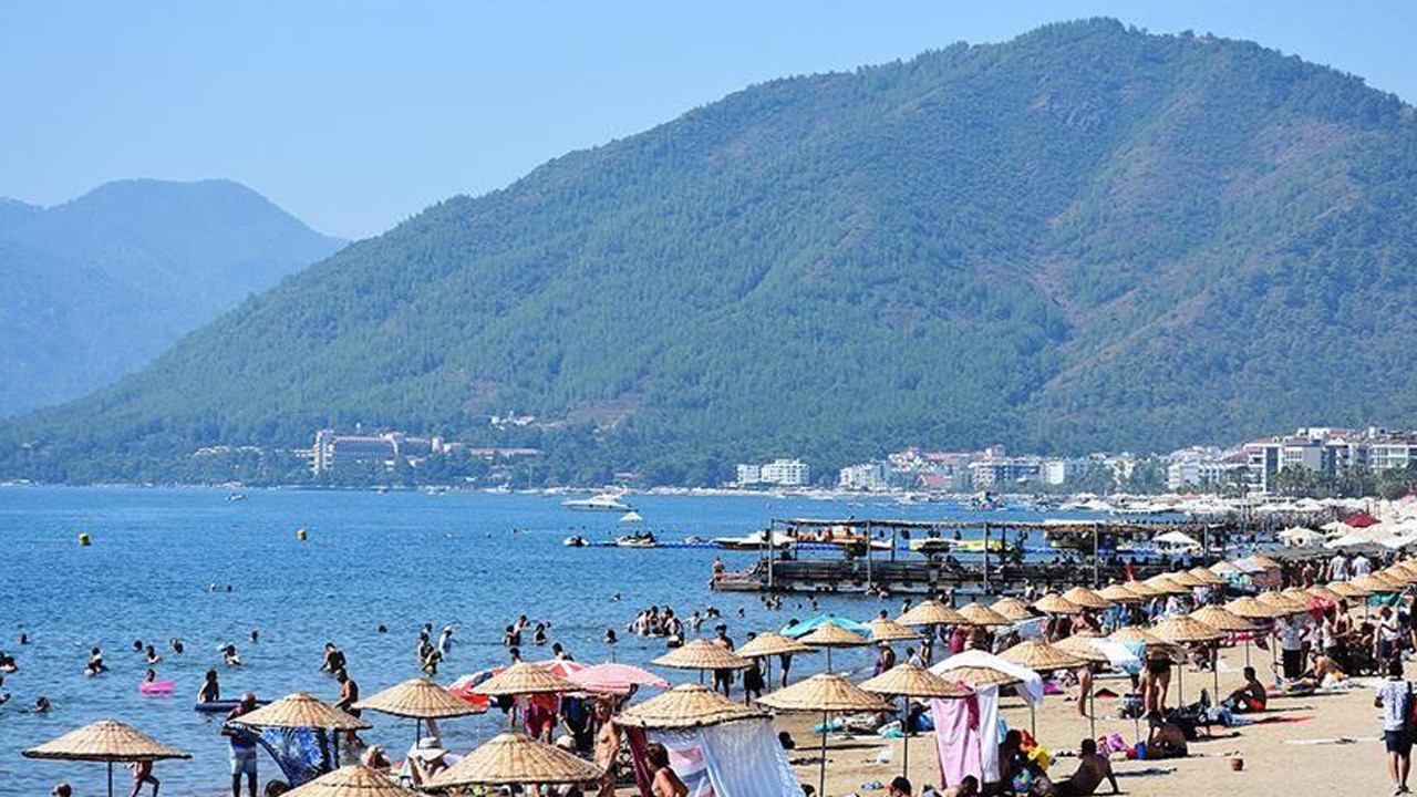 Antalya’da bayram öncesi hareketlilik: Şezlong ve şemsiye fiyatları el yakacak