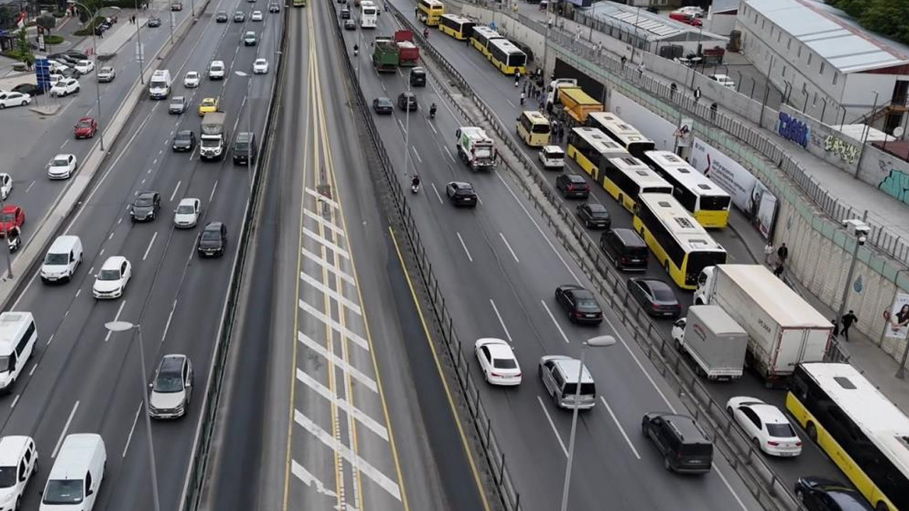 Bahçelievler E5'te İETT kilidi: Arızalanan otobüs trafiği kilometrelerce uzattı