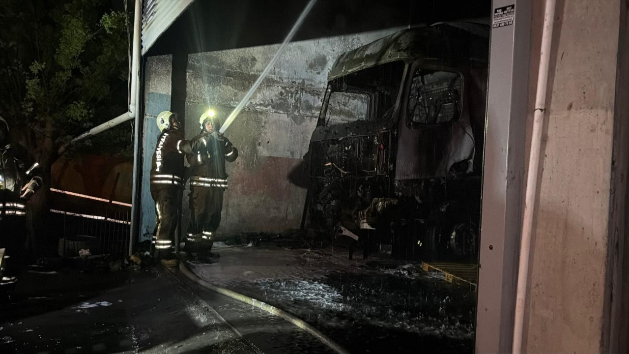 Başakşehir’de tamirhanedeki tır alevlere teslim oldu