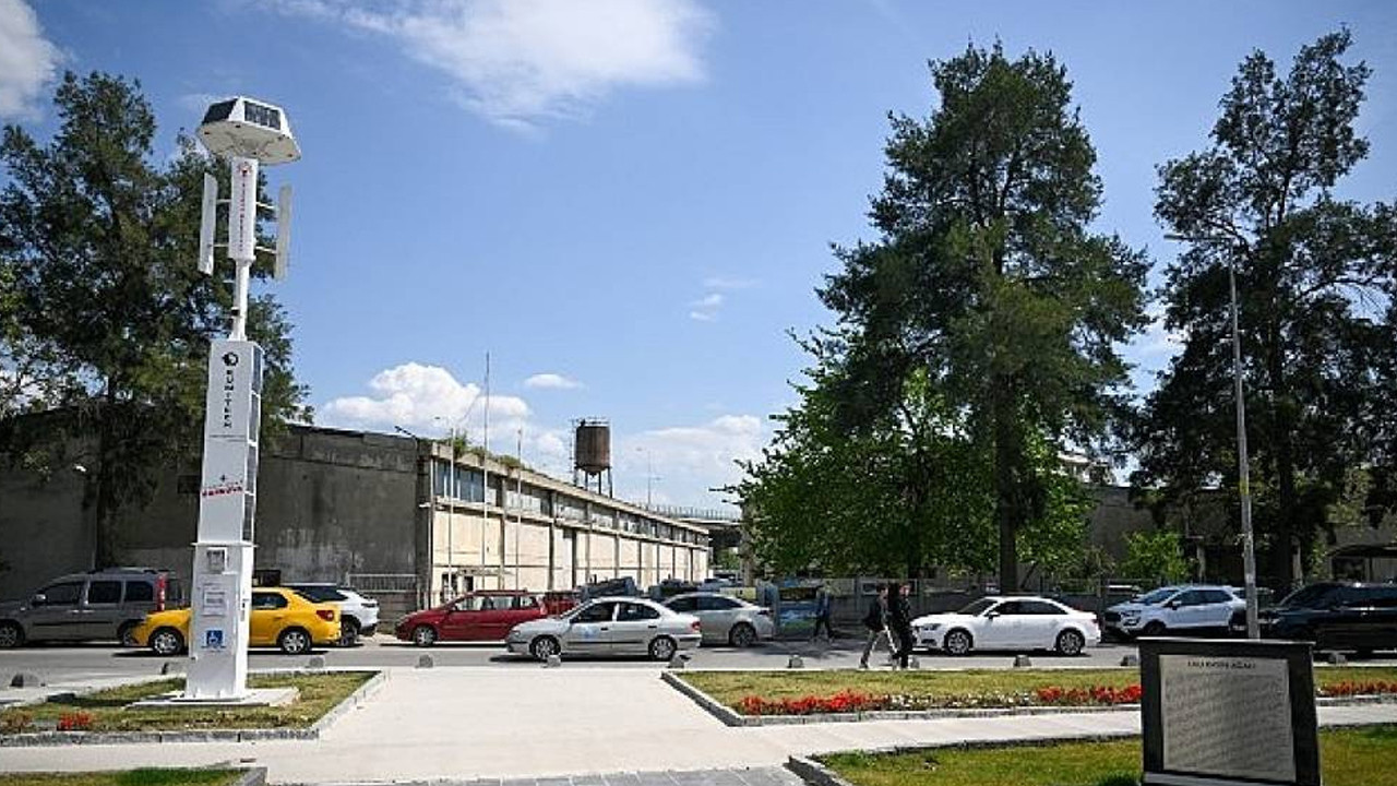 Bornova'da parklar hibrit enerjiyle aydınlanıyor: Tamamen yenilenebilir sistem