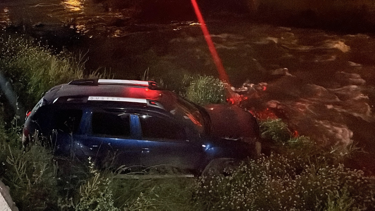 Bursa’da dereye uçan otomobilin sürücüsü kayıplara karıştı