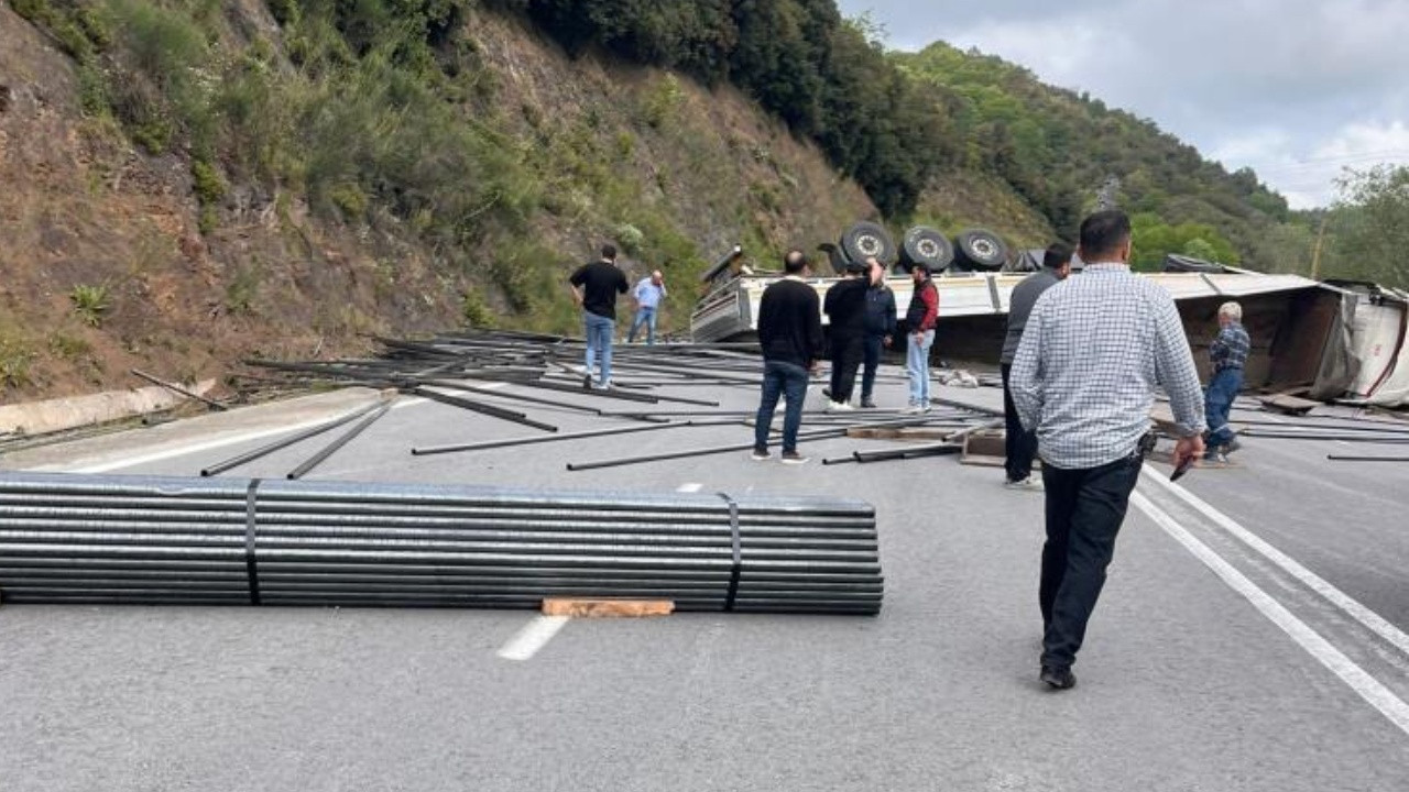 Çubuk demir yüklü tır devrildi, yol trafiğe kapandı