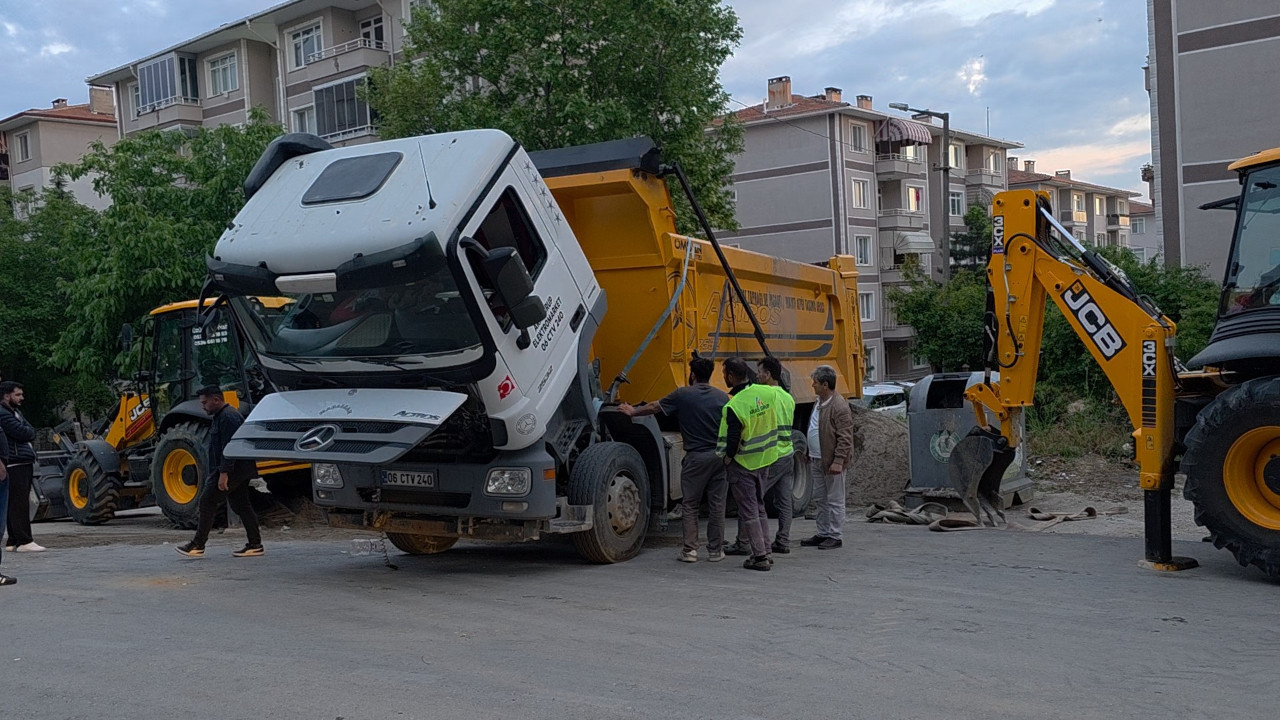 Damperi kaldırınca devrildi: Hafriyat kamyonu yan yattı