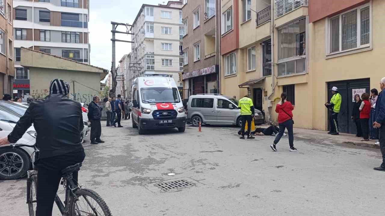 Eskişehir’de araç yayalara çarptı: 2’si ağır 3 yaralı