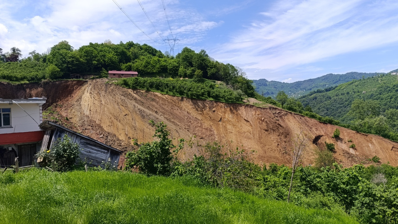 Fındık bahçesinde heyelan