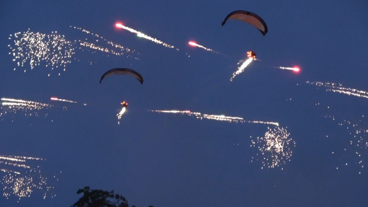 Gökyüzünde paramotor, sokakta binlerce meşale... Antalya 19 Mayıs'ı böyle kutladı