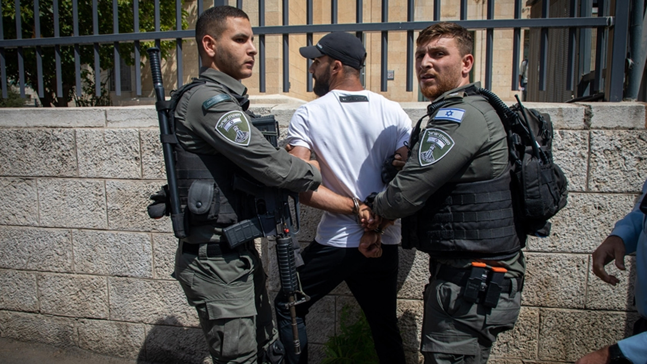 İsrail askerleri işgal altındaki Doğu Kudüs'te 20 Filistinliyi gözaltına aldı