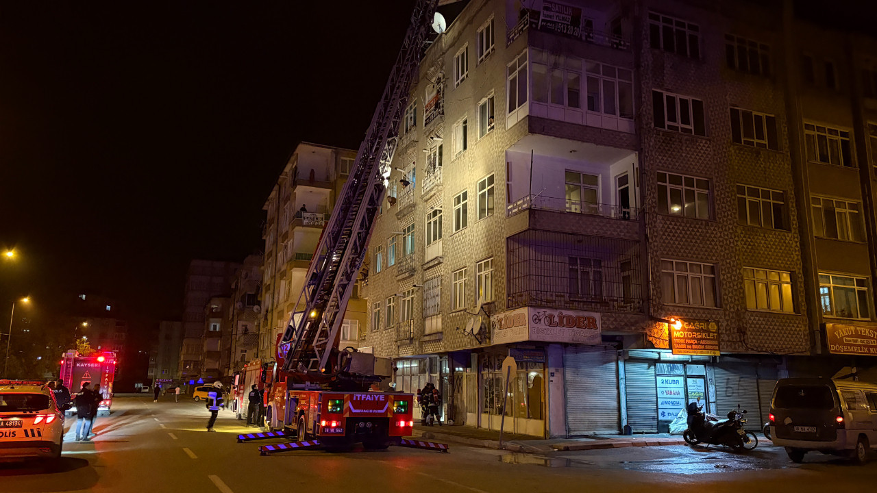 Kayseri’de apartman yangını paniği: Vatandaşlar balkonlara çıktı