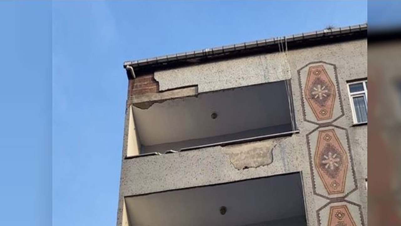 Küçükçekmece'de 5 katlı binanın dış cephesinden kopan parçalar sokağa düştü