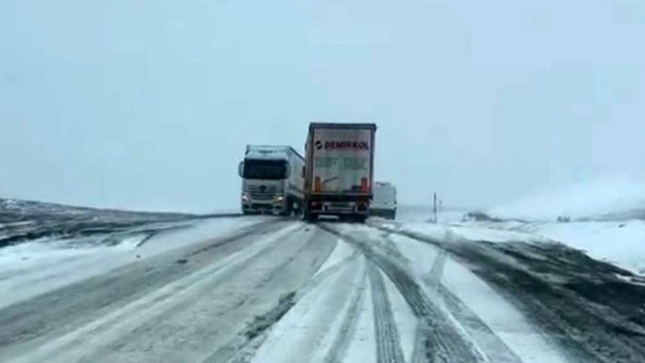 Mayıs'ta kar sürprizi: Ilgar Dağı Geçidi'nde TIR'lar yolda kaldı
