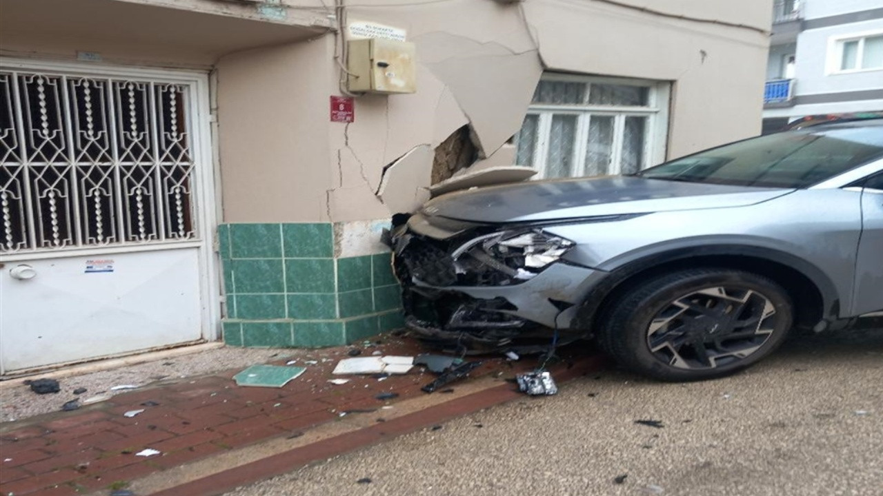 Otomobille çarpışan cip evin duvarına çarptı
