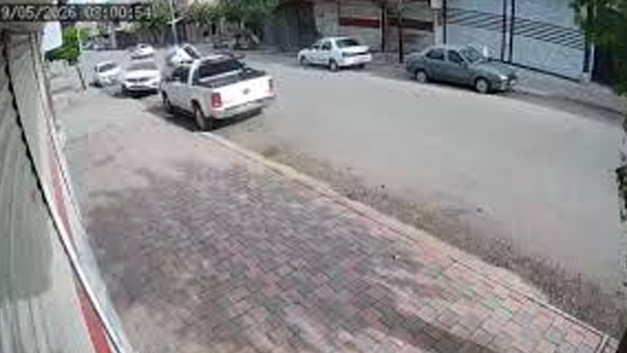 Siverek'te park halindeki araca çarpan otomobil yan yattı: Kaza anı kamerada