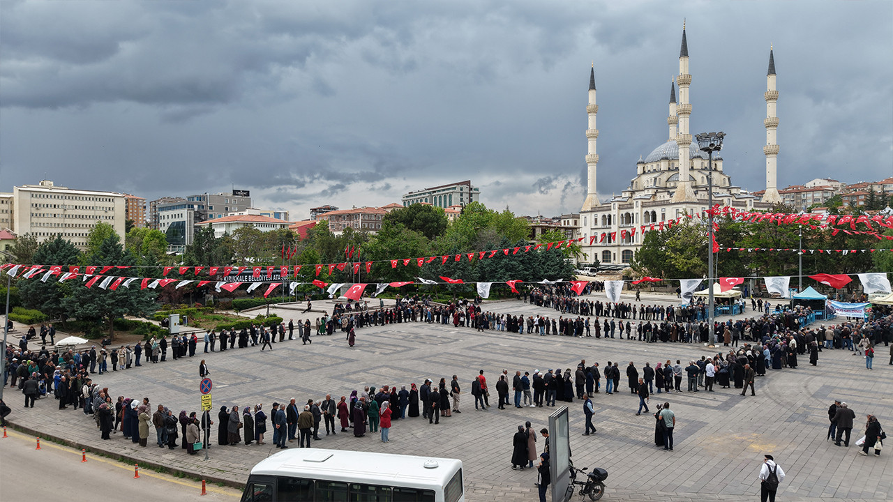 Ücretsiz olduğunu duyan halk meydana akın etti: Uzun kuyruklar oluştu