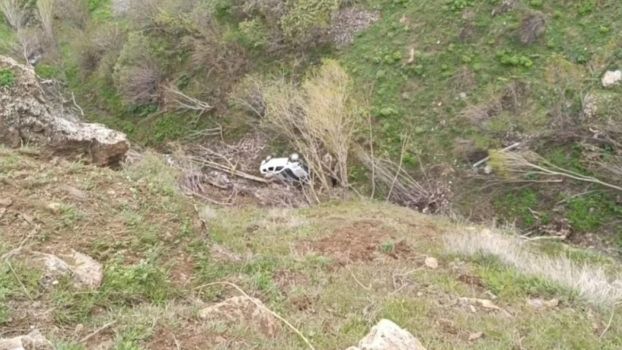 Van'da jandarma aracının uçuruma yuvarlandığı kazada mucize kurtuluş