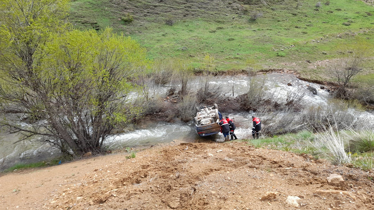 Araç yoldan çıkıp dereye uçtu: Sivas’ta dehşet anları