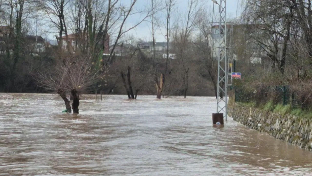 Bartın’da ırmak taştı, kara yolunu suyla doldu