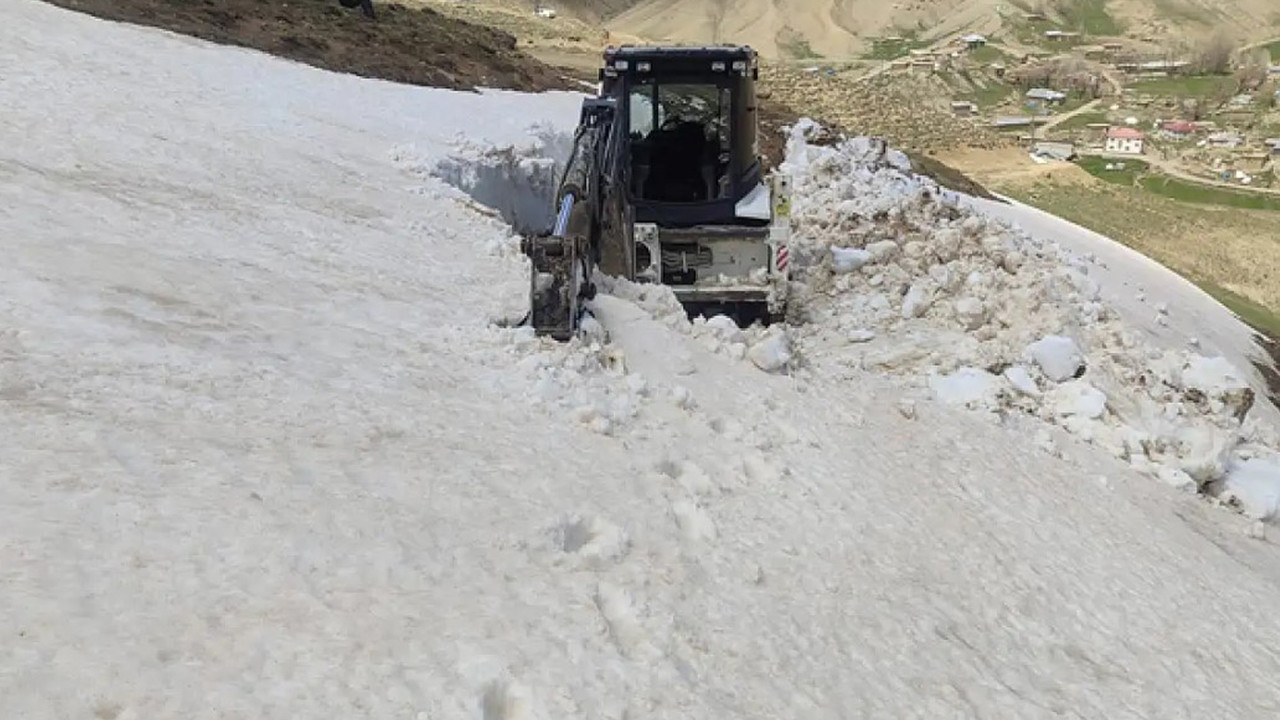 Gürpınar’da mayıs ayında kar sürprizi