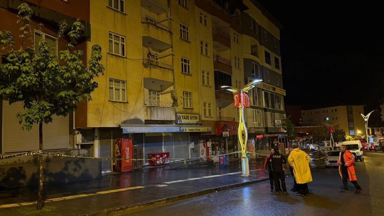 Hakkari’de zemin kayması alarmı: 6 bina tahliye edildi