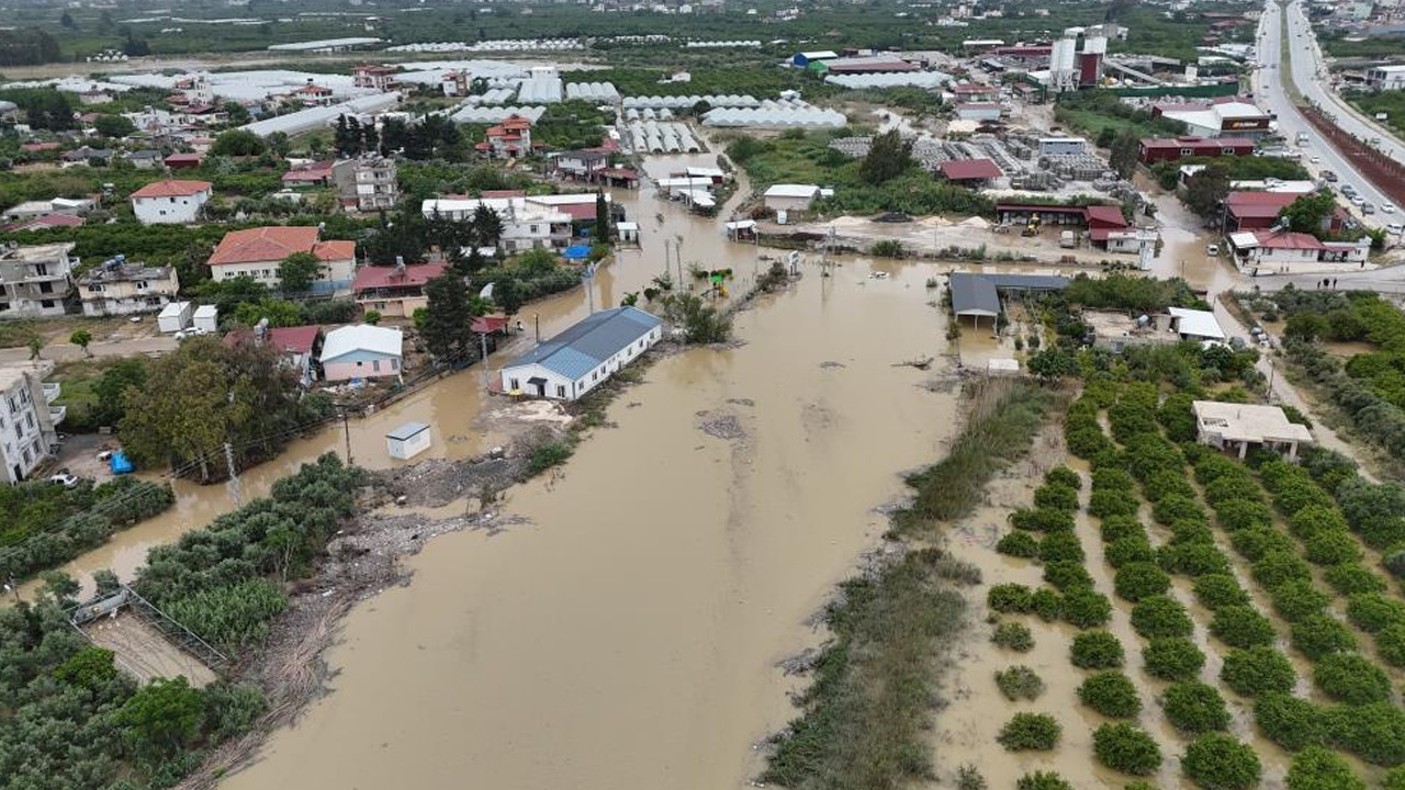 Hatay Samandağ'da Asi Nehri taştı: 3 mahalle sular altında kaldı, 1 kişi hayatını kaybetti