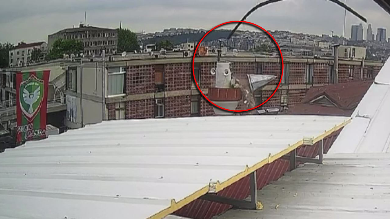 İstanbul’da vinç camii minaresini yerle bir etti: Kameraya anbean yansıdı