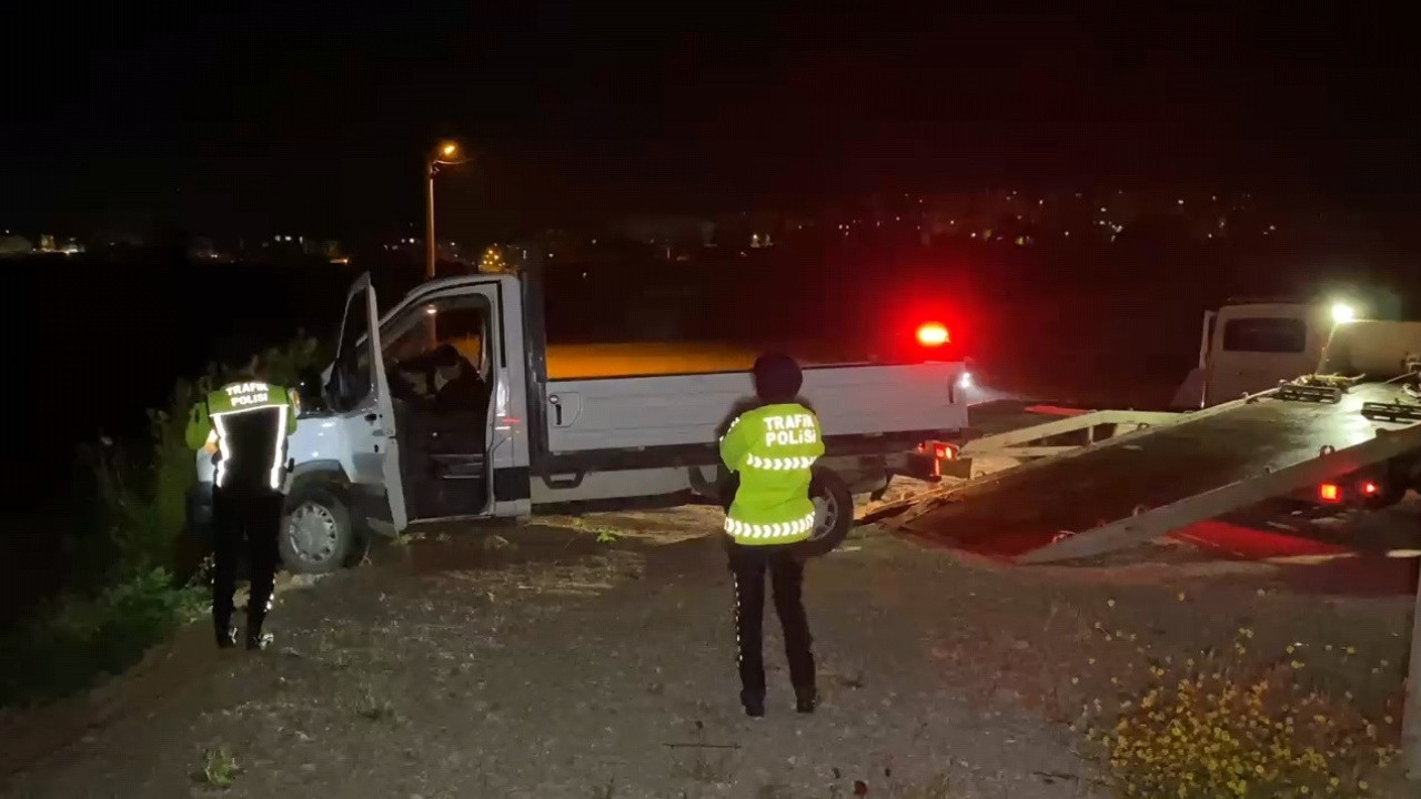 Kamyoneti şarampole uçtu: Alkol testini reddetti 150 bin TL ceza kesildi