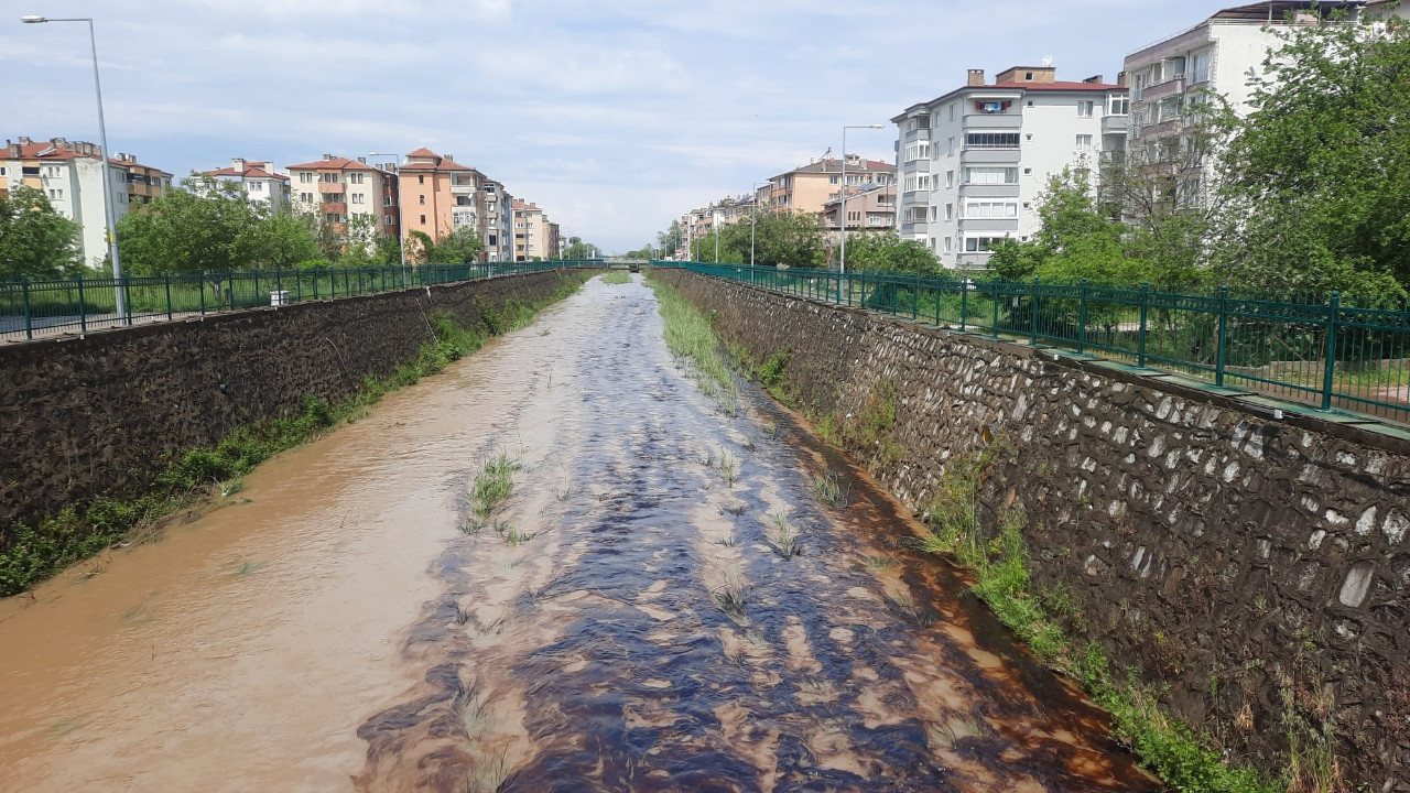 Kastamonu'da derede kimyasal atık paniği