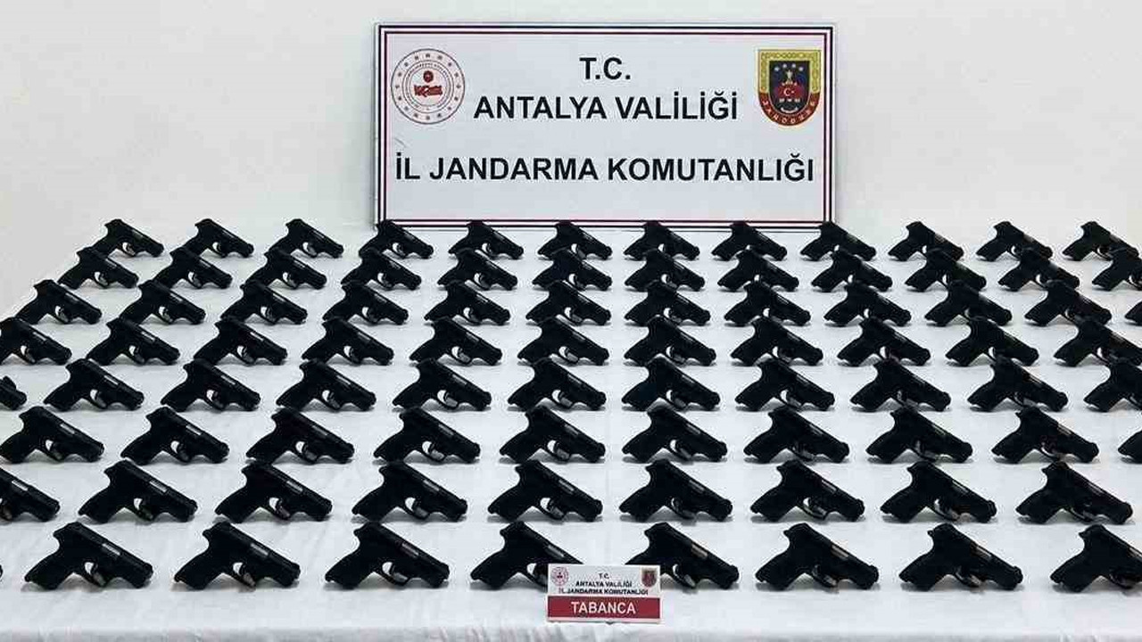 Araçlarını cephaneliğe çevirdiler: Tam 100 ruhsatsız tabanca