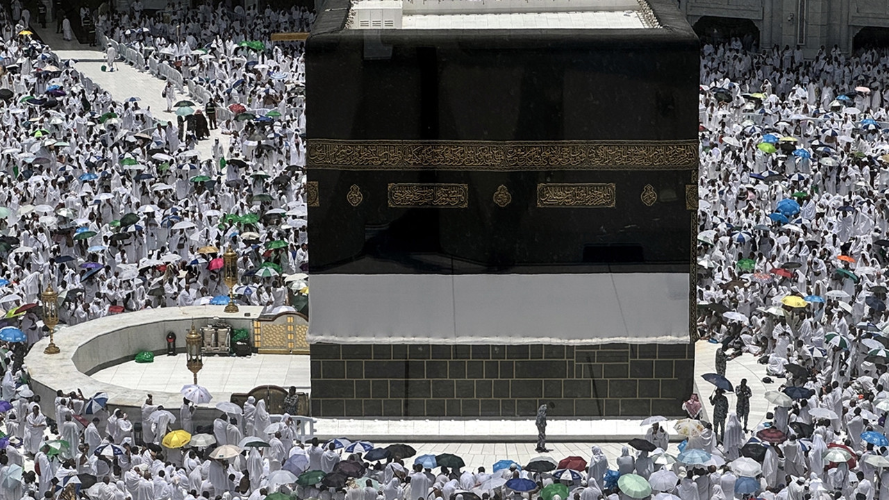 Hacı adayları bayram öncesi son cuma namazını Kabe'de kıldı