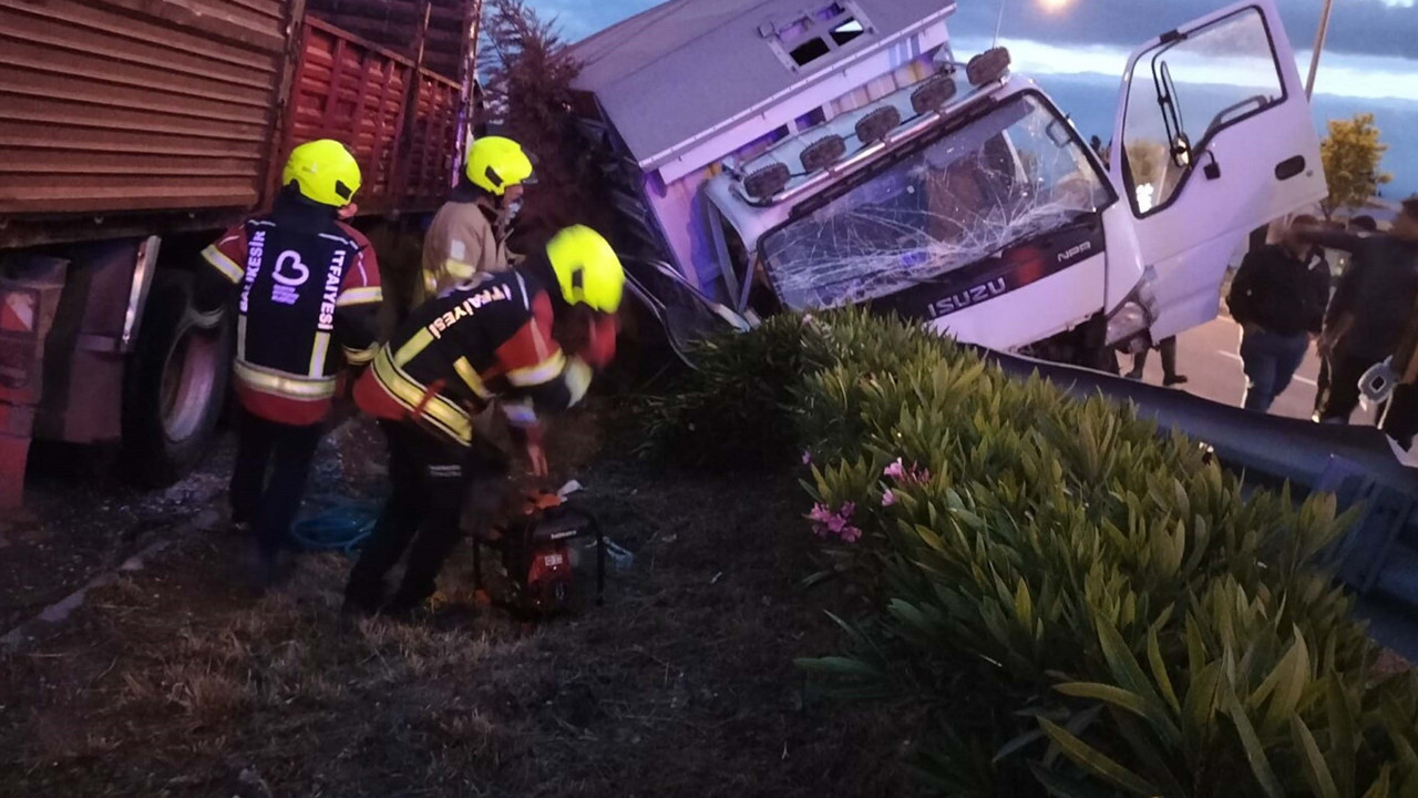 Kurbanlık sevkiyatı facia ile bitti: Kamyon bariyerlere ok gibi saplandı