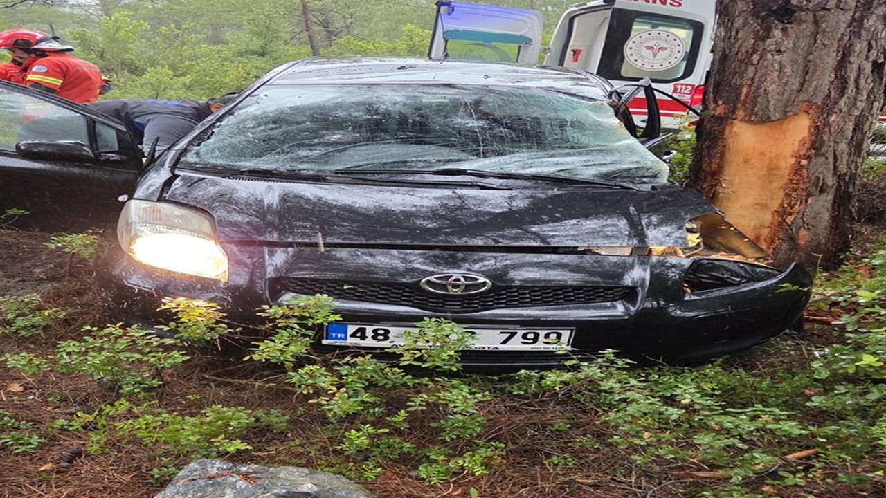 Bodrum’da feci kazalar: Otomobil yayaya çarptı, bir araç ağaca saplandı