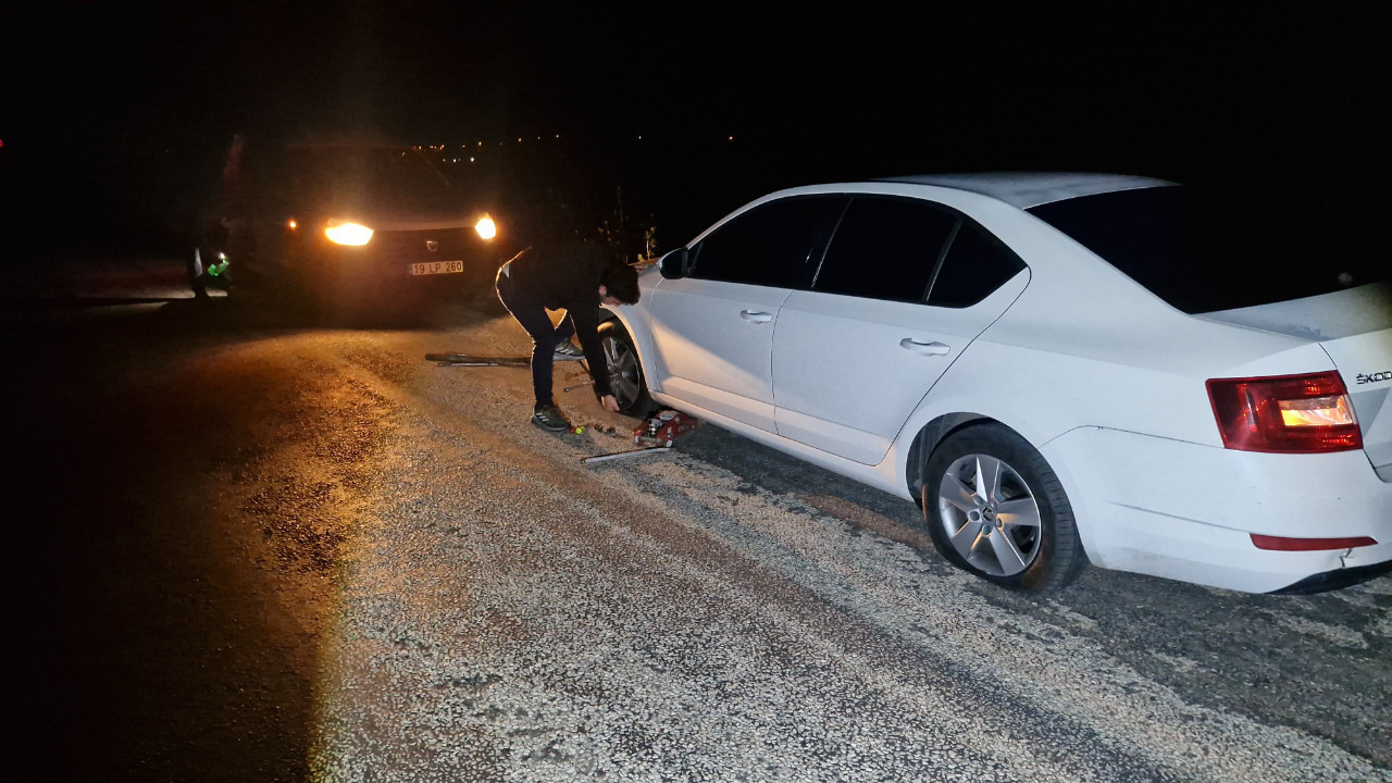 Çorum’da yol çilesi: Çukura giren 5 aracın lastiği patladı