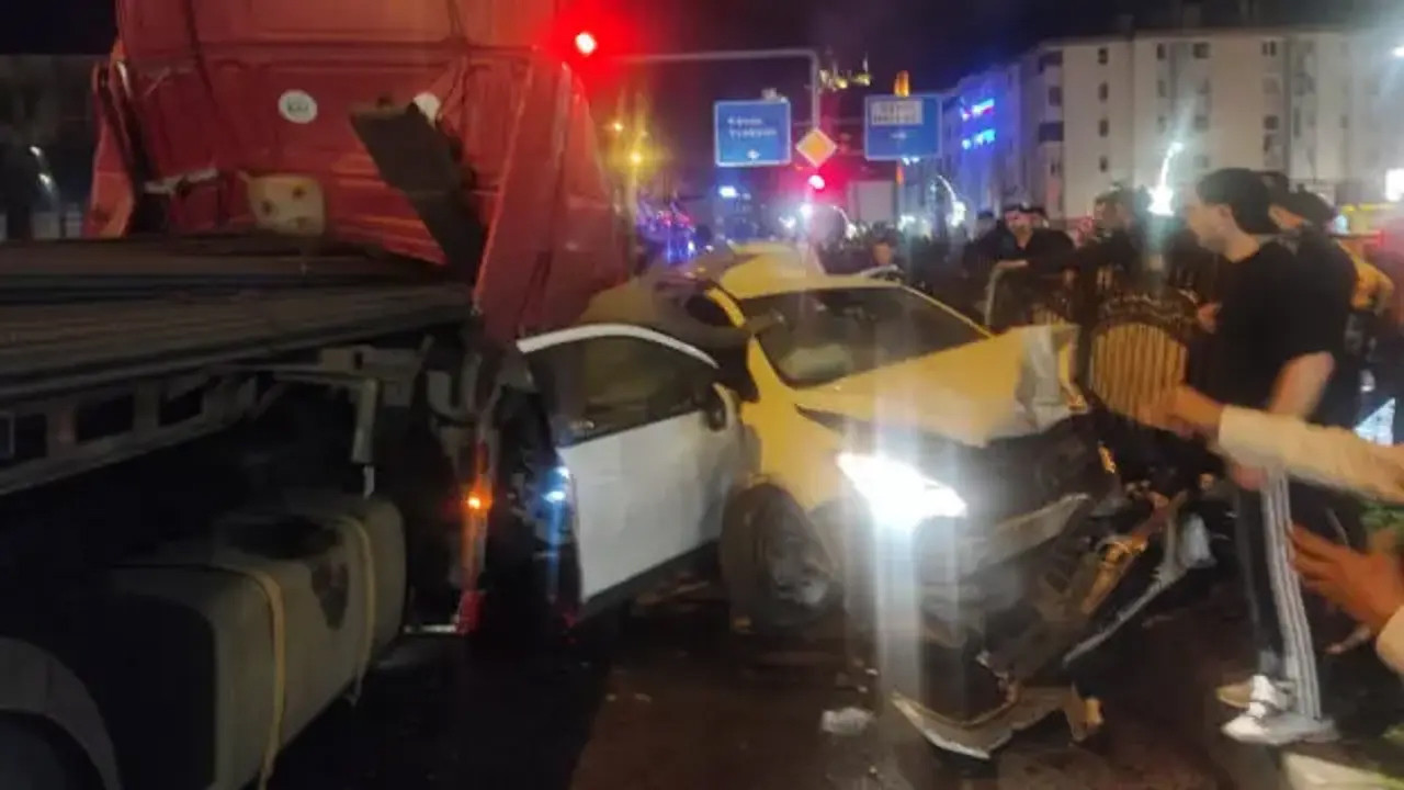 Giresun’da can pazarı… TIR ile iki otomobil çarpıştı: 5 ölü, 6 yaralı